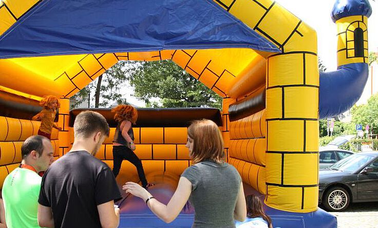 Kinder spielen auf einer Hüpfburg