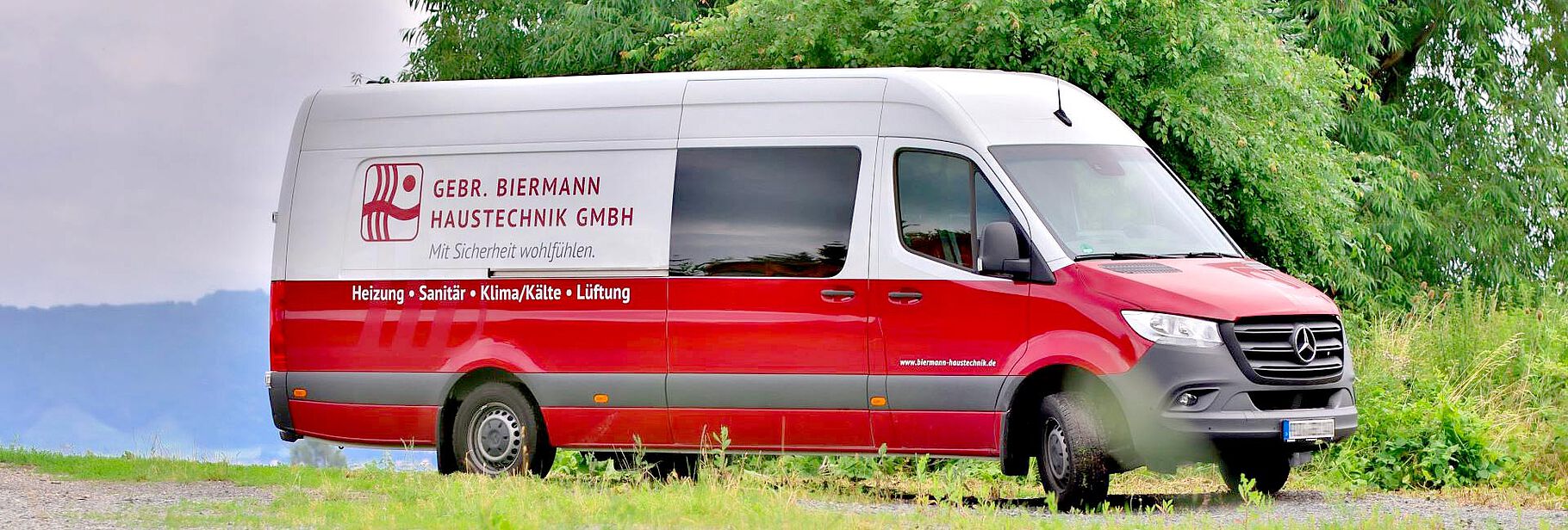 Biermann-Monteurfahrzeug auf dem Weg zur Baustelle