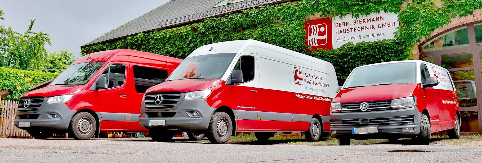 drei Biermann-Monteurfahrzeuge stehen vor dem Firmensitz in Dohna bei Dresden