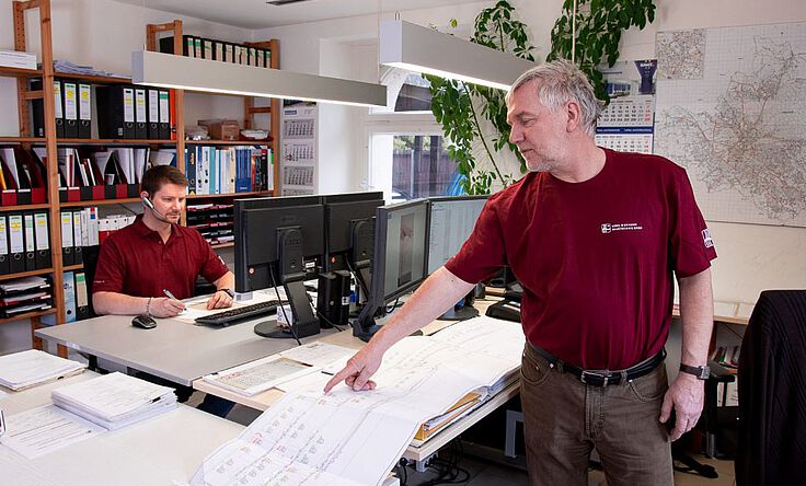 Biermann-Projektbauleiter bei der Baubesprechung im Büro