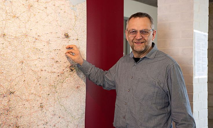 Geschäftsführer der Gebr. Biermann Haustechnik GmbH steht vor Projekt-Landkarte