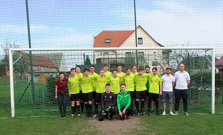 Fußballmannschaft posiert auf dem Spielfeld