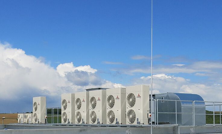 Mitsubishi Klima-Außengeräte sind auf dem Dach einer Werkshalle aufgestellt