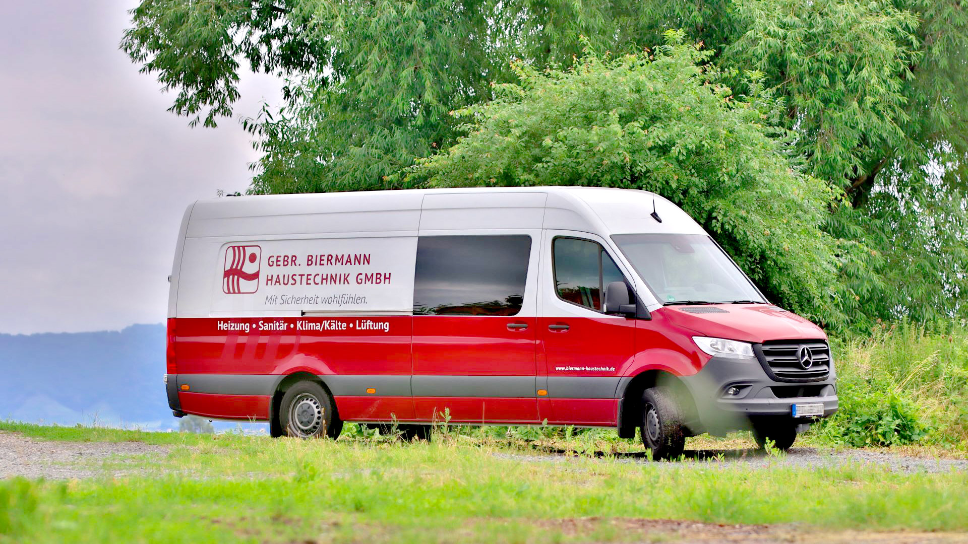 Biermann-Monteurfahrzeug auf dem Weg zur Baustelle