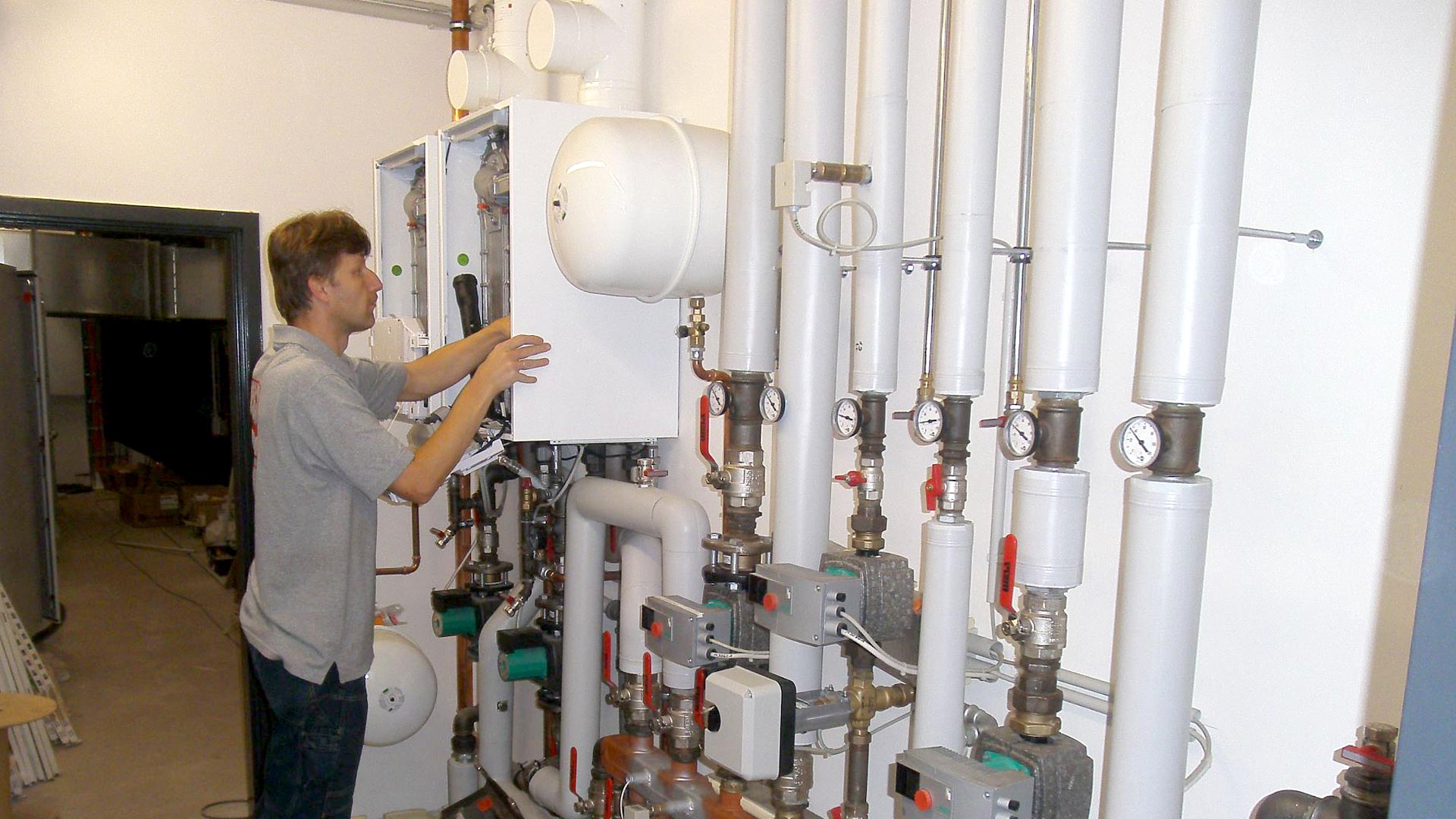 Biermann-Kundendiensttechniker führt Instandhaltungsarbeiten an einer Anlage in einem Kellerraum aus